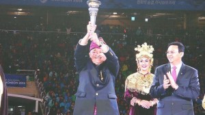 Gubernur Sumsel Alex Nurdin dan Gubernur DKI Jakarta Basuki Tjahaja Purnama, saat menerima penunjukan Indonesia sebagai tuan rumah Asian Games 2018, di Incheon, Seoul, Korsel, beberapa waktu lalu