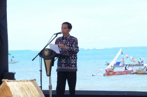 Presiden Jokowi saat memberikan sambutan pada acara puncak Peringatan Hari Pers Nasional di Pantai Kuta, Kawasan Ekonomi Khusus Mandalika, Lombok, Nusa Tenggara Barat (NTB), Selasa (9/2) pagi