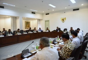 Presiden Jokowi pimpin rapat terbatas tentang pengembangan wilayah di kaki Jembatan Suramadu (3/2). (Foto:Humas/Deni)