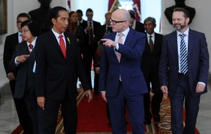 Presiden RI Jokowi dan Menteri LH Norway Vidar Helgesen usai melakukan Pertemuan di Istana Merdeka (3/2). (Foto:Humas/Rahmat)
