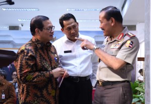 Seskab Pramono Anung, Kepala BNN Budi Waseso, dan Kapolri Jenderal Badrodin Haiti berbincang sebelum menyampaikan keterangan pers, di kantor Presiden, Jakarta, Rabu (24/2) sore. (Foto: Rahmad/Humas)