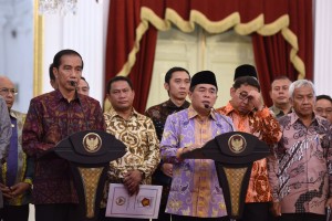 Presiden Jokowi dan Ketua DPR Ade Komarudin didampingi pimpinan DPR yang lain menyampaikan keterangan pers seusai rapat konsultasi, di Istana Merdeka, Jakarta, Senin (22/2) siang. (Foto: Oji/Humas)