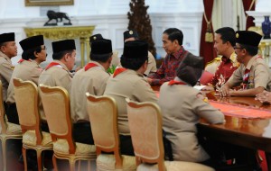 Presiden Jokowi didampingi Menpora Imam Nahrawi menerima rombongan Kwartir Nasional Gerakan Pramuka yg dipimpin oleh Adhyaksa Dault  (5/3) di Istana Merdeka. (Foto: Humas/Rahmat)