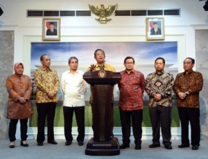 Menko Perekonomian Darmin Nasution memberikan penjelasan kepada wartawan, di kantor Presiden, Jakarta, Jumat (5/2) sore. (Foto: Jay/Humas)