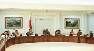Presiden Jokowi memimpin rapat terbatas pengelolaan sampah sebagai sumber energi listrik, di kantor Presiden, Jakarta, Jumat (5/2) sore. (Foto: JAY/Humas)