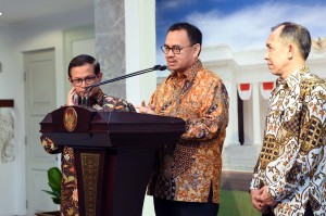 Seskab Pramono Anung, Menteri ESDM Sudirman Said, dan Gubernur Maluku Said Assagaff (1/2) menyampaikan keterangan pers. (Foto: Humas/Jay)
