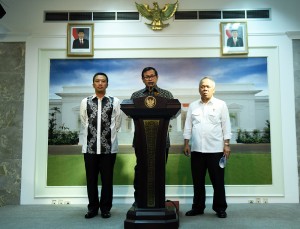 Seskab Pramono Anung didampingi Menteri PUPR Basuki Hadimuljono dan Menpora Imam Nahrawi memberikan keterangan pers, di Kantor Presiden, Jakarta, Rabu (30/3) sore. (Foto: Humas/Dhany)