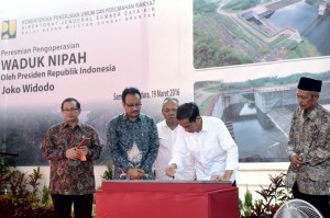Presiden menandatangani prasasti peresmian Bendungan Nipah, Sampang (19/3). (Foto: BPMI/Cahyo)