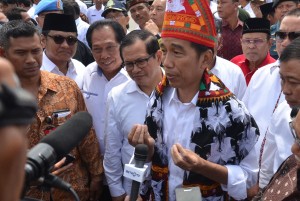 Presiden Jokowi didampingi Seskab Pramono Anung dan rombongan, menjawab pertanyaan wartawan (2/3). (Foto: Humas/Rahmat)