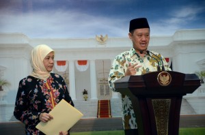 Ketua Komisi Yudisial Aidul Fitriciada Azhari didampingi  Wakil Ketua Sukma Violetta memberikan keterangan pers (4/3)