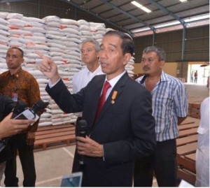 Presiden Jokowi secara mendadak mengunjungi Gudang Bulog, di Kabupaten Karanganyar, Jateng, Jumat (11/3) siang. (Foto: Setpres)