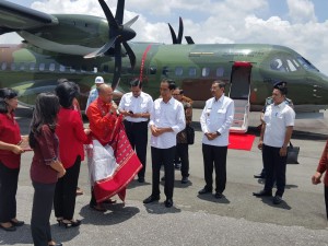 Presiden Jokowi dan rombongan disambut di Bandara Silangit, Sumatera Utara (1/3). (Foto: Karo Protokol Setpres/Ari Setiawan)