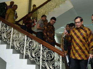 Usai Rapat Terbatas, Sekretaris Kabinet dan para menteri menuju ruang media untuk menyampaikan keterangan pers (15/3).  (Foto: Humas/ Jay)