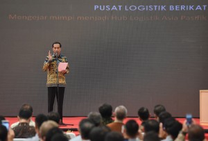 Presiden Jokowi meresmikan Pusat Logistik Berikat di Pergudangan PT. Cipta Krida Bahari Cakung Jakarta Timur, Kamis(10/3) Pagi, Presiden Jokwi di dampingi Menteri Keuangan Bambang Brojonegoro, dan Menteri Komunikasi dan Informatika Rudiantara.