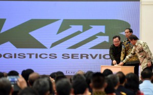 Presiden Jokowi meresmikan Pusat Logistik Berikat di Pergudangan PT. Cipta Krida Bahari Cakung Jakarta Timur, Kamis(10/3) Pagi, Presiden Jokwi di dampingi Menteri Keuangan Bambang Brojonegoro, dan Menteri Komunikasi dan Informatika Rudiantara.