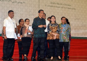 Presiden Jokowi didampingi sejumlah menteri  meninjau kesiapan tempat acara KTT Luar Biasa OKI di JCC, Jakarta, Jumat (4/3) Sore