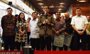Presiden Jokowi didampingi Wakil Presiden dan sejumlah menteri menanggapi aksi demo sopir taksi, di kantor Kementerian PUPR, Jakarta, Senin (22/3) siang. (Foto: Agung/Humas)