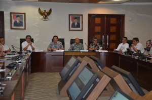 Kepala BRG Nazir Foead didampingi Kepala Staf Presiden Teten Masduki melakukan media briefing, di kantor KSP, Jakarta, Kamis (31/3) siang. 