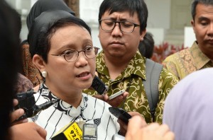 Menteri Luar Negeri Retno Marsudi menjawab pertanyaan wartawan di halaman Istana Negara (15/3). (Foto: Humas/ Jay)