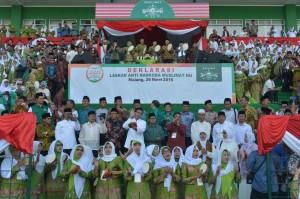 Presiden Jokowi didampingi Gubernur Jatim menghadiri Harlah 70 Tahun Muslimat NU, di Malang, Jatim, Sabtu (26/3) siang. (Foto: Kris/Setpres)