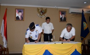 Menhub Ignasius Jonan menyaksikan penandatangani perjanjian antara Dirjen Perkeretaapian dengan Dirut KCIC, di Kemenhub, Jakarta, Rabu (16/3)