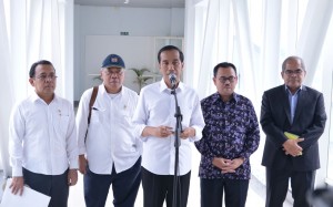 Presiden Jokowi didampingi sejumlah menteri menyampaikan keterangan pers terkait putusan Blok Masela, di Bandara Supadio, Pontinakan, Rabu (23/3) siang. (Foto: Laily/Setpres)