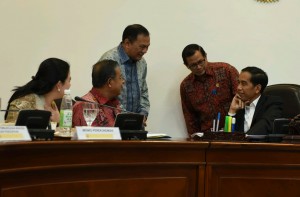 Presiden Jokowi, para Menteri Kabinet Kerja, dan pejabat terkait berdiskusi sebelum Ratas dimulai (16/3). (Foto: Humas/Jay)