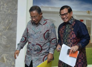 Menko Perekonomian Darmin Nasution dan Seskab Pramono Anung tersenyum usai mengumumkan Paket Kebijakan Ekonomi XI, di kantor Presiden, Jakarta, Selasa (29/3) siang. (Foto: JAY/Humas)