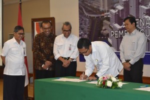 Penandatanganan pembangunan 10 tower rusun Wisma Atlet oleh pejabat Kementerian PUPR dengan kontraktor pelaksana, di kantor Kementerian PUPR, Jakarta, Kamis (17/3)
