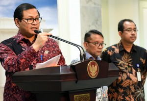 Seskab Pramono Anung memberikan keterangan pers, usai rapat terbatas, di kantor Presiden, Jakarta, Senin (21/3) petang. (Foto: Rahmad/Humas)