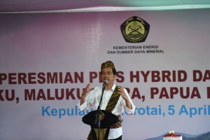 Presiden memberi sambutan pada peresmian PLTS Hybrid dan PLTMH di Maluku (5/4). (Foto: BPMI/Rusman)