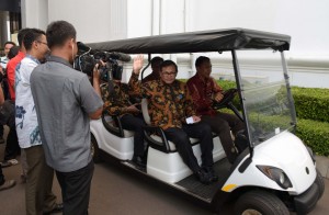 Seskab Pramono Anung usai mengikuti Rapat Terbatas, di Kantor Presiden, Jakarta (25/4). (Foto: Humas/Jay)