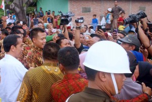 Presiden Jokowi menjabat tangan warga yang antusias menyambutnya saat melaksanakan solat Jumat, di Masjid Al-Hidayah, Desa Talabiu, Kab. Bima, NTB, Jumat (29/4) siang