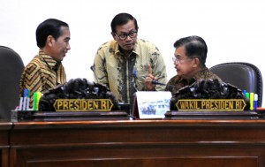 Presiden Jokowi dan Wapres Jusuf Kalla berbincang dengan Seskab Pramono Anung sebelum ratas, Selasa (26/4) sore, di Kantor Presiden, Jakarta. (Foto: Humas/Rahmat)