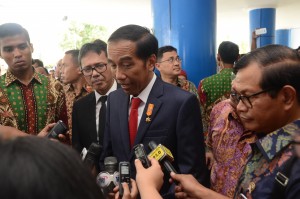 Presiden Jokowi didampingi Seskab dan Gubernur Sumbar menjawab wartawan usai mendadak mengunjungi RS. M. Djamil, Padang, Selasa (12/4) siang. (Foto: Fitri/Humas) 