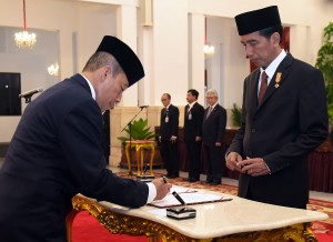 Presiden Jokowi saat melantik Agus Widjojo sebagai Gubernur Lemhannas di Istana Negara, Jakarta Jumat (15/4) sore. (Foto: Humas/Agung)