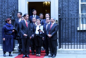 Presiden Jokowi dan Sejumlah Menteri dan Pejabat Berbincang Usai Mengadakan Pertemuan Dengan PM David Cameron (19/4) (Foto: Humas/Nia)