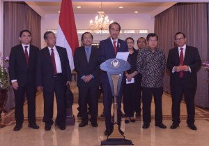 Presiden Jokowi saat memberikan keterangan pers di bandara Halim Perdanakusuma, Jakarta (23/4). (Foto: Humas/Uni)