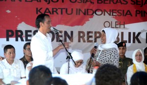 Presiden Jokowi berdialog dengan warga di Terminal Suasio, Kecamatan Galela, Kabupaten Halmahera Utara, Provinsi Maluku Utara, Rabu (6/4) siang. (Foto: Rahmad/Humas)