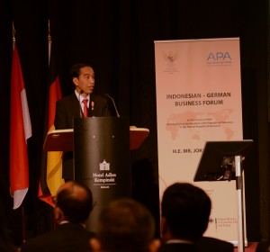 Presiden Jokowi saat berbicara di Forum Bisnis Indonesia-Jerman di Ballroom, Hotel Adlon Kempinski Berlin (18/4). (Foto:Humas/Deni)