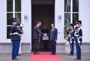 Presiden Jokowi dan PM Rutte berjabat tangan di depan Catshuis, Den Haag (22/4) pagi waktu setempat (Foto: BPMI/Laily)