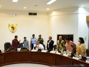 Presiden Jokowi dan Wapres Jusuf Kalla berbincang dengan sejumlah menteri sebelum memimpin rapat terbatas, di kantor Presiden, Jakarta, Rabu (27/4) siang. (Foto: Dani K/Humas)