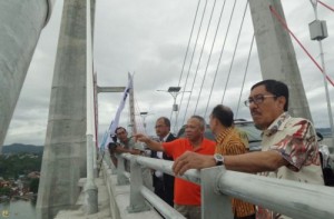 Menteri PUPR saat meninjau jembatan merah putih (Foto:BKP Kementerian PUPR)