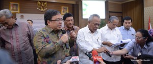 Menteri Keuangan Bambang Brodjonegoro dan Menteri PUPR Basuki Hadimuljono memberikan keterangan pers usai penandatanganan perjanjian pengusahaan jalan tol di Kemenkeu, Jakarta, Rabu (27/4)