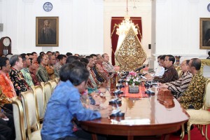 Presiden Jokowi mendiskusikan sepakbola nasional dengan pengurus klub bola dan pengurus Asosiasi PSSI Provinsi, di Istana Merdeka, Jakarta, Jumat (15/4) siang