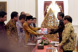 Presiden Jokowi menerima  Ikhtisar Hasil Pemeriksaan Semester (IHPS) Semester II dari Ketua BPK Harry Azhar Azis, Kamis (14/4) sore. (Foto: Humas/Oji) 