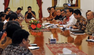 Presiden Jokowi didampingi Menko Perekonomian Darmin Nasution, Kepala BKPM, dan Kepala Staf Presiden saat mengumumkan paket kebijakan Jilid 12, Istana Negara, Jakarta Kamis (28/4) petang. (Foto: Humsa/Rahmat)