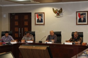 Kepala Staf Presiden, Teten Masduki, memimpin rapat membahas Panama Papers, di kantor KSP, kawasan Istana Kepresidenan, Jakarta, Selasa (19/4)