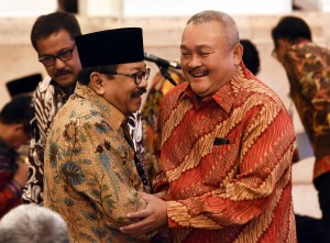 Gubernur Jatim Soekarwo bertemu Gubernur Sumsel Alex Nurdin, dan Gubernur Banten Rano Karno, mengikuti rapat kerja pemerintah, di Istana Negara, Jakarta, Jumat (8/4) pagi. (Foto: JAY/Humas)