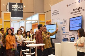 Presiden Jokowi memperhatikan penjelasan Menkominfo Rudiantara saat membuka Indonesia E-Commerce Summit and Expo (IESE), di IICE, BSD City, Tangsel, Banten, Rabu (27/4) pagi. (Foto: JAY/Humas)